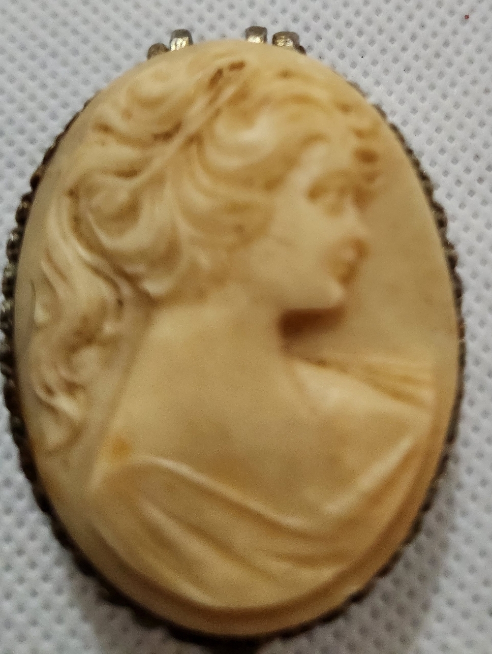 Cameo Top Pill Box